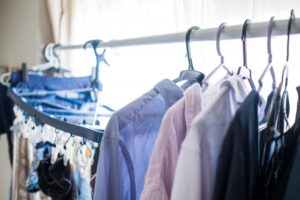 ガソリンが服についたら洗濯機は使える？臭いを落とす方法について解説！